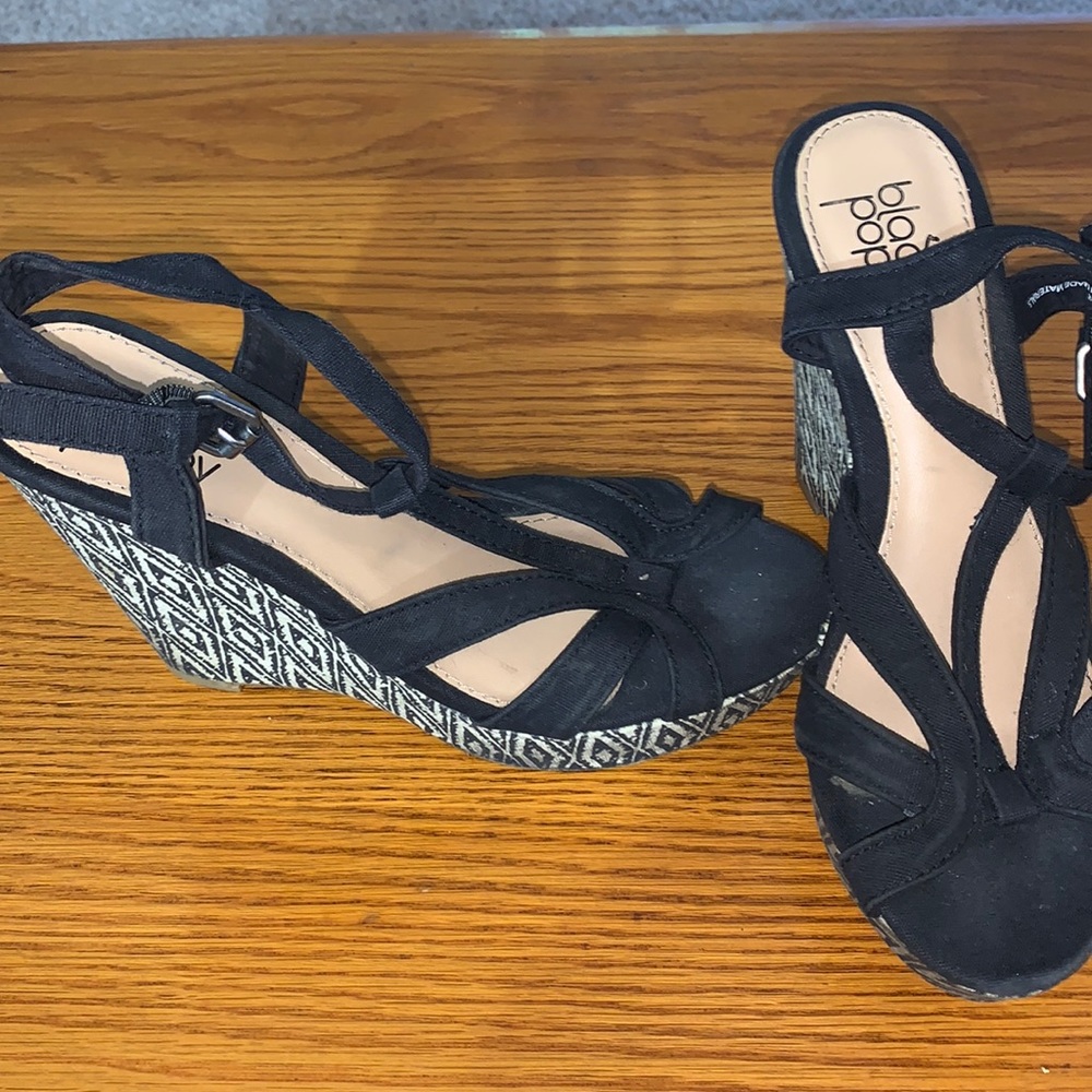 Cute patterned black poppy wedges